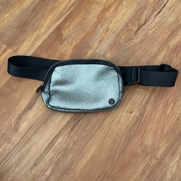 Lululemon Cross Body Belt Bag Silver/Black - Picture 2 of 8